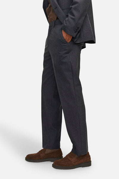 Grijze kostuumbroek van Premium by Jack & Jones, gedragen met een bijpassend jasje en bruine loafers.