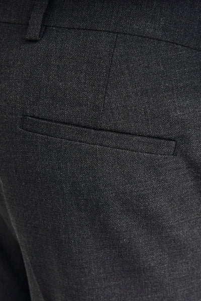 Grijze kostuumbroek van PREMIUM BY JACK & JONES, zichtbare paspelzak achter en subtiele textuur.
