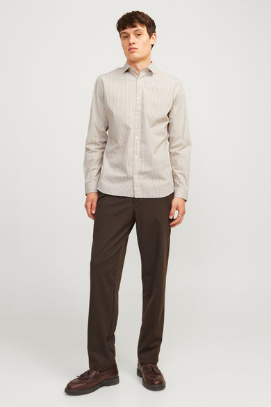 Chemise à manches longues multicolore de PREMIUM BY JACK & JONES, à motif géométrique discret, portée avec un pantalon marron.
