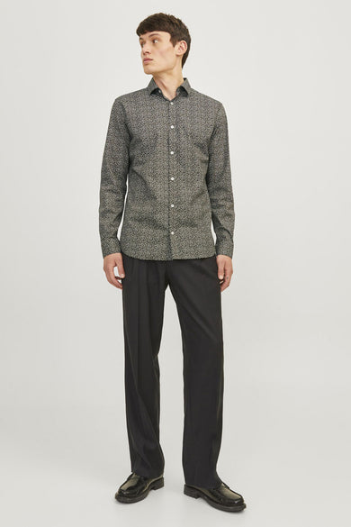 Chemise à manches longues verte de Premium by Jack & Jones, à motif floral sur un fond plus foncé.