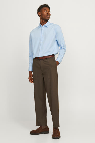 Blauw overhemd met lange mouwen van PREMIUM BY JACK & JONES, gedragen met een bruine riem en een nette broek.