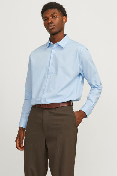 Blauw overhemd met lange mouwen van PREMIUM BY JACK & JONES gedragen met een bruine broek en een bruine leren riem.