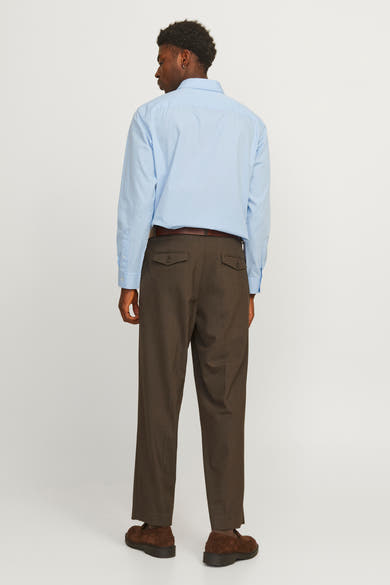 Blauw overhemd met lange mouwen van PREMIUM BY JACK & JONES, gedragen met een bruine broek met zakken.