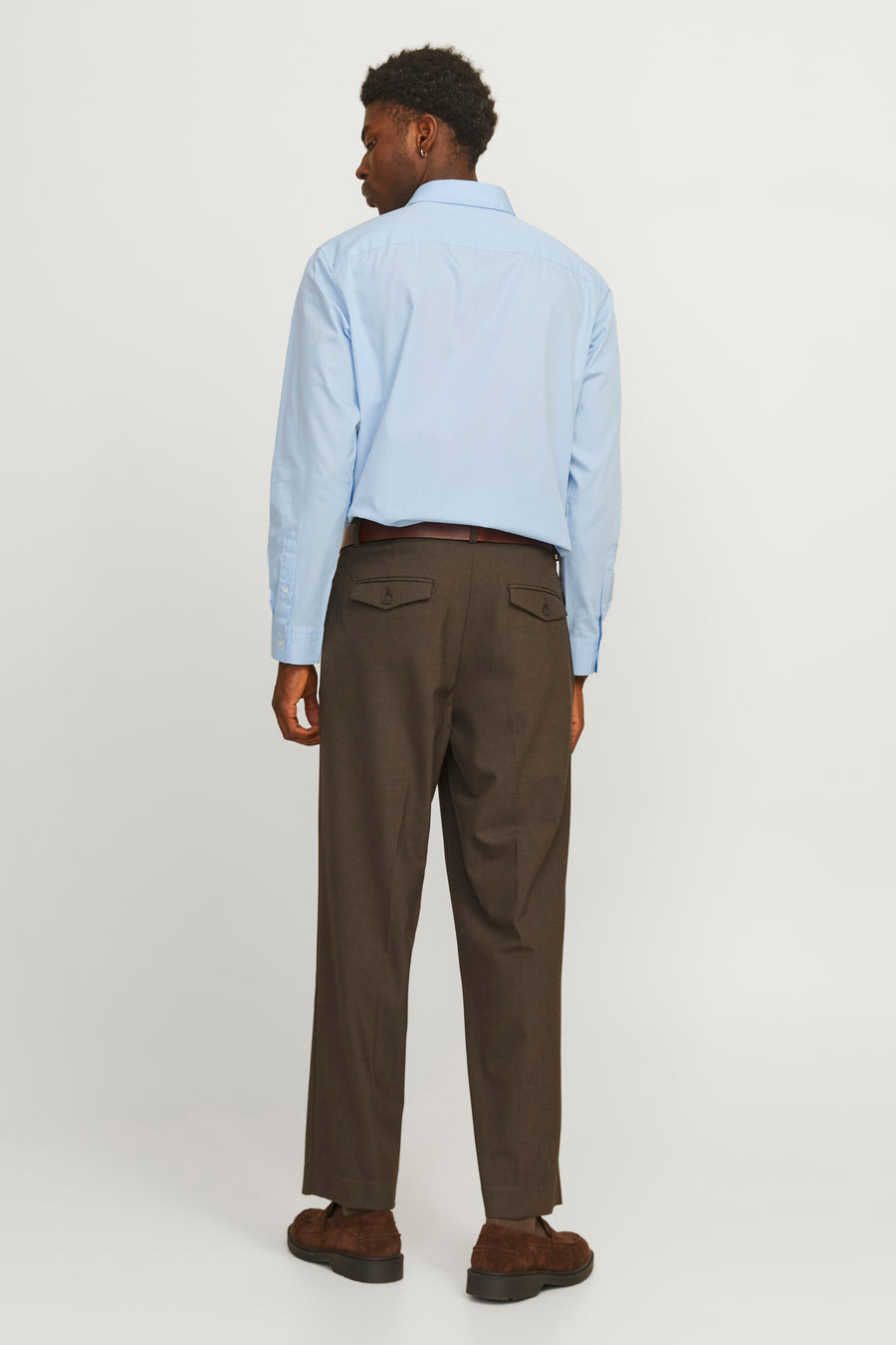 Blauw overhemd met lange mouwen van PREMIUM BY JACK & JONES, gedragen met een bruine broek met zakken.