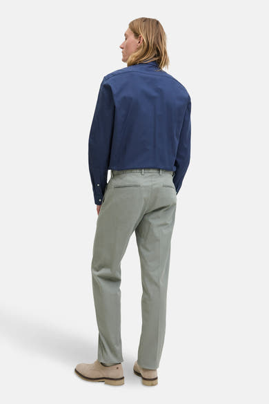Marineblauw overhemd met lange mouwen van PREMIUM by JACK & JONES, van achteren gezien, gedragen met een olijfgroene broek en beige schoenen.
