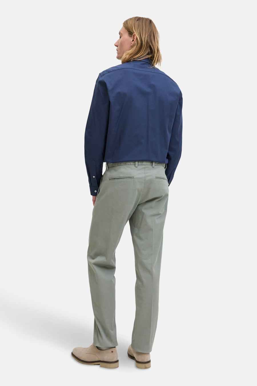 Marineblauw overhemd met lange mouwen van PREMIUM by JACK & JONES, van achteren gezien, gedragen met een olijfgroene broek en beige schoenen.