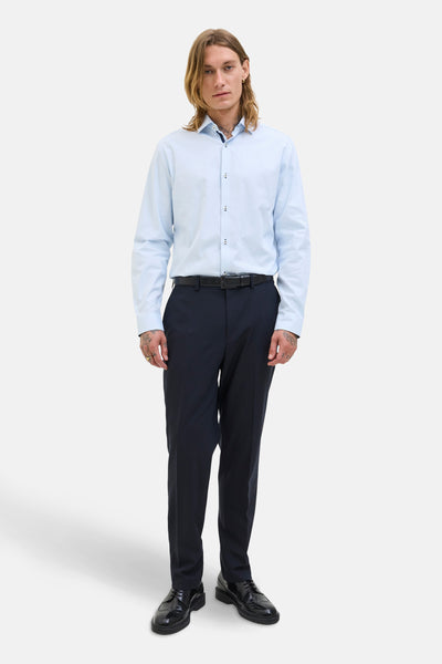 Blauw overhemd met lange mouwen van PREMIUM by JACK & JONES, gedragen met een zwarte broek en schoenen.