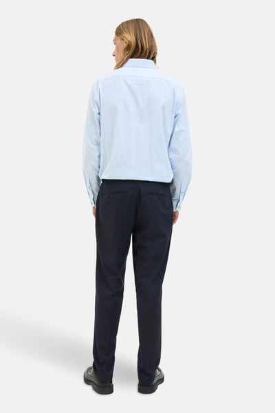 Blauw overhemd met lange mouwen van PREMIUM by JACK & JONES, met knopen aan de manchetten, gedragen met een zwarte broek en leren schoenen.