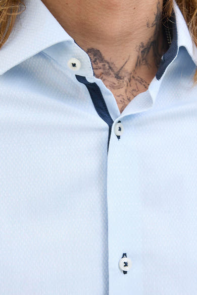 Chemise à manches longues bleue de PREMIUM by JACK & JONES, avec boutons blancs et bordure bleu marine.