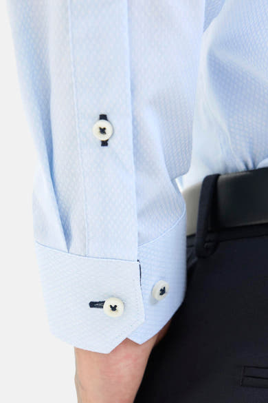Chemise à manches longues bleue de PREMIUM by JACK & JONES, avec motif en losanges et poignets boutonnés.