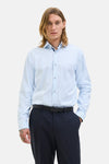 Chemise à manches longues bleue de PREMIUM by JACK & JONES, portée avec un pantalon noir et une ceinture en cuir.