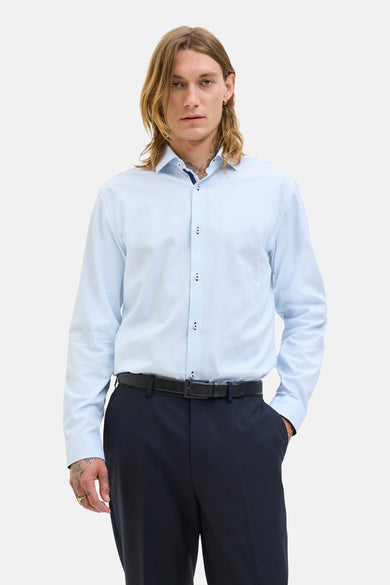 Blauw overhemd met lange mouwen van PREMIUM by JACK & JONES, gedragen met een zwarte broek en een leren riem.