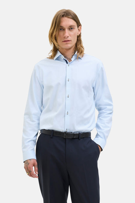 Blauw overhemd met lange mouwen van PREMIUM by JACK & JONES, gedragen met een zwarte broek en een leren riem.