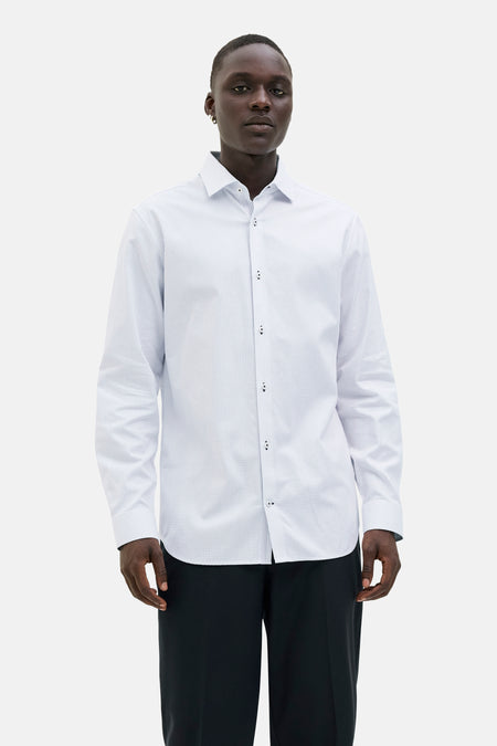 Wit overhemd met lange mouwen van PREMIUM by JACK & JONES, stippenpatroon, gedragen met een zwarte broek.