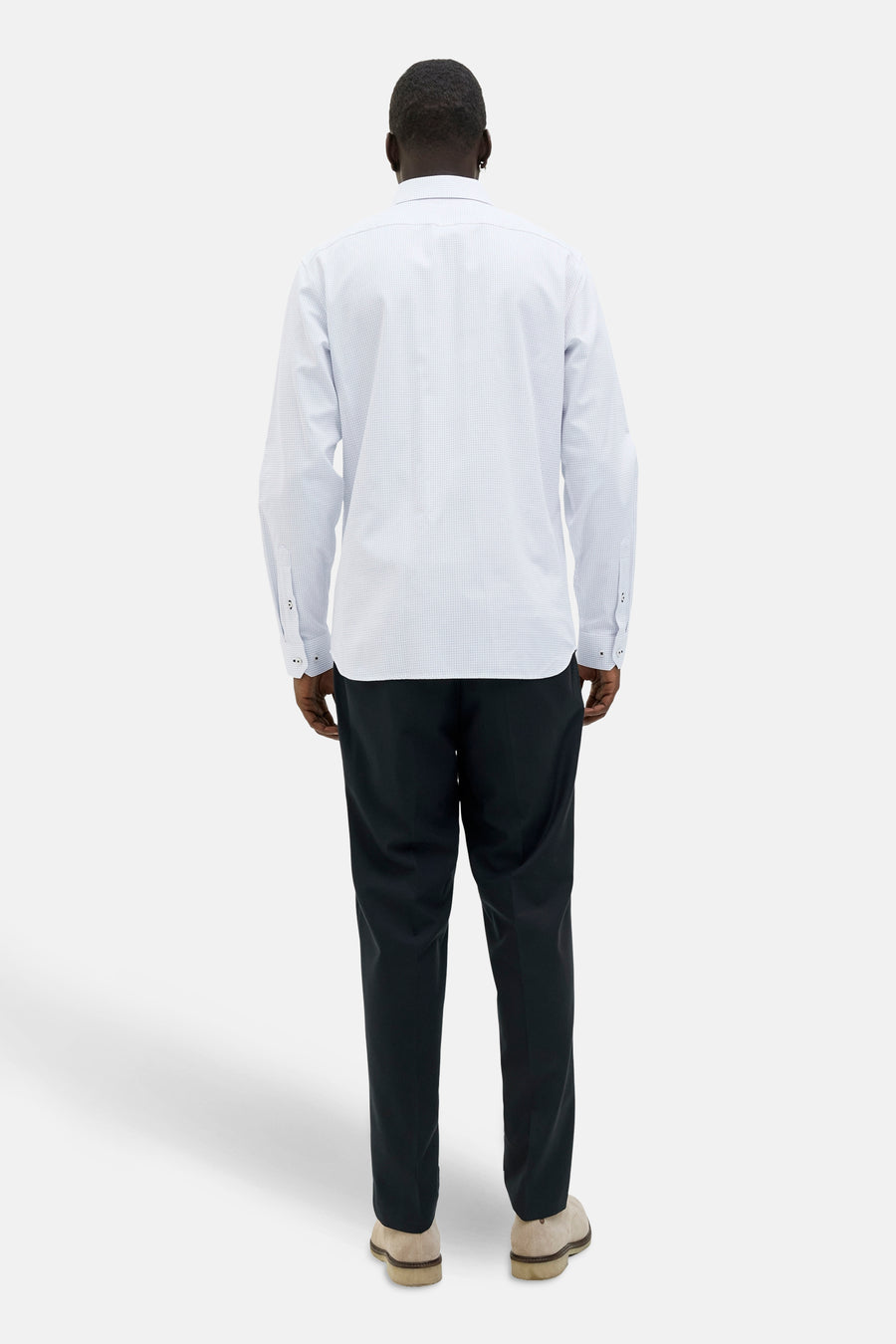 Wit overhemd met lange mouwen en stippenpatroon, van PREMIUM by JACK & JONES, gedragen met een zwarte broek en suède schoenen.