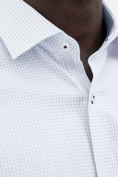 Wit overhemd met lange mouwen van PREMIUM by JACK & JONES, stippenpatroon en zichtbare knopen.