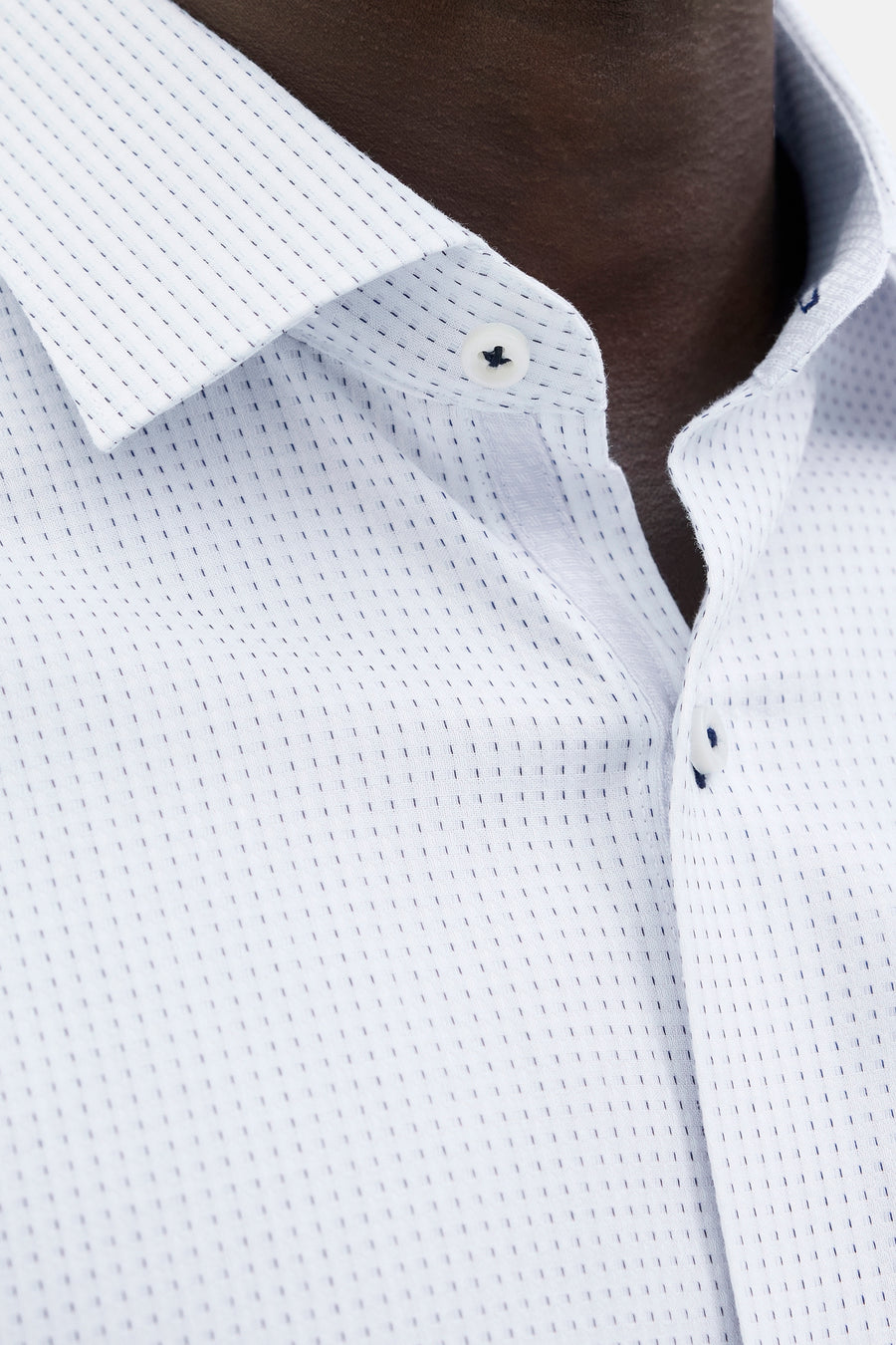 Wit overhemd met lange mouwen van PREMIUM by JACK & JONES, stippenpatroon en zichtbare knopen.