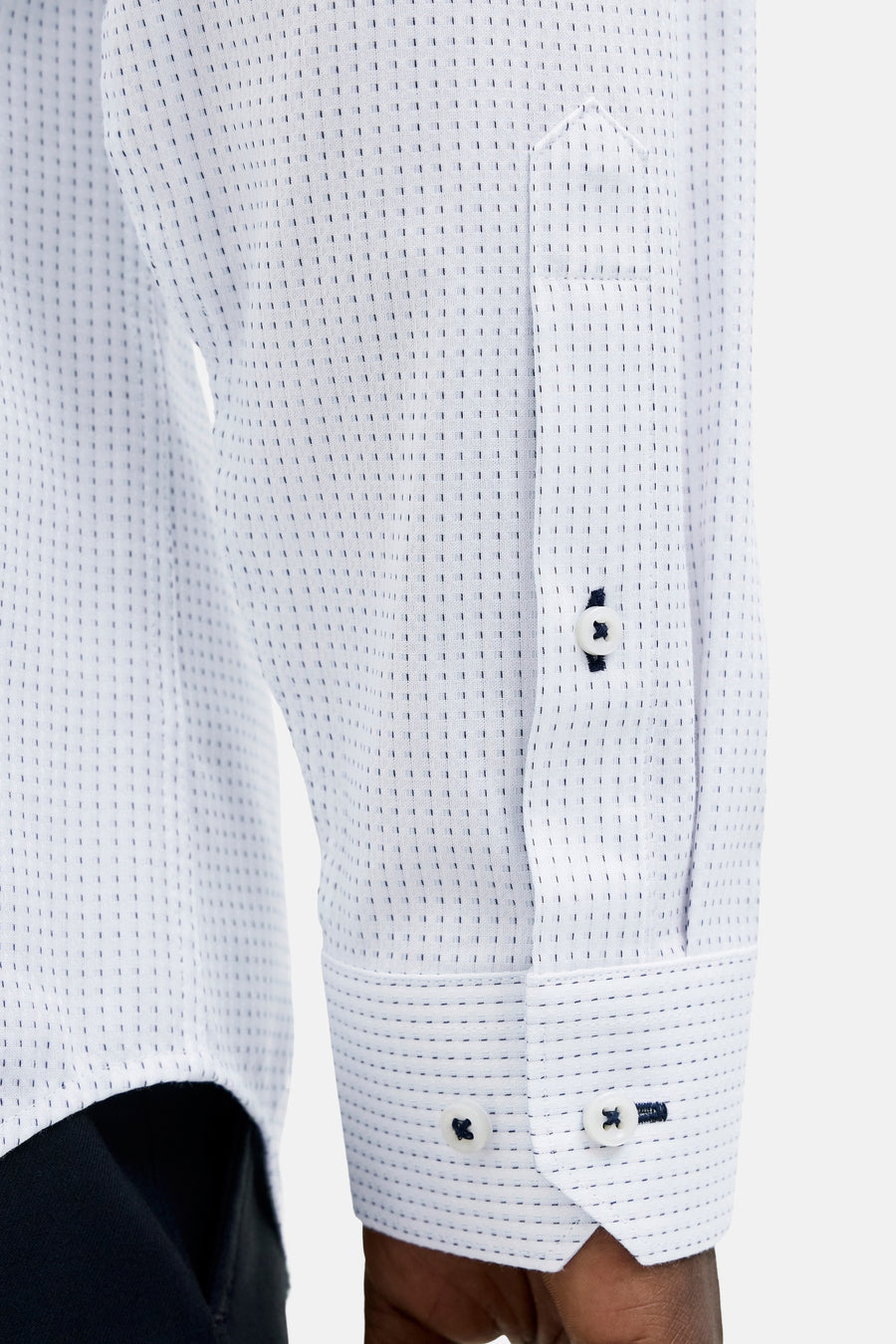 Wit overhemd met lange mouwen van PREMIUM by JACK & JONES, subtiel stippenpatroon, decoratieve knoopdetails.