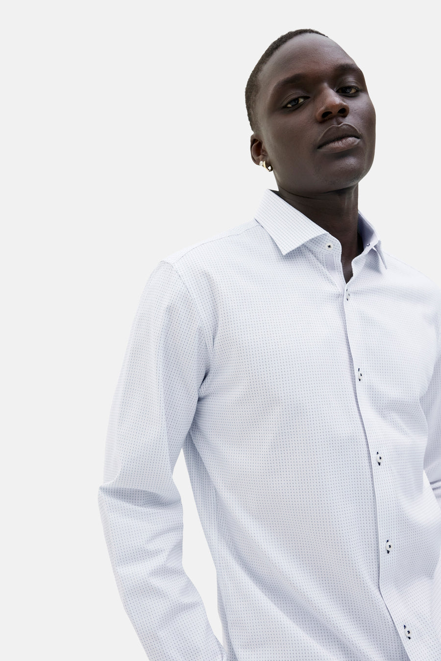 Wit overhemd met lange mouwen van PREMIUM by JACK & JONES, met subtiel stippenpatroon en donkere knopen.