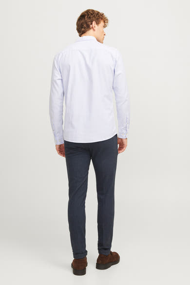 Pantalon de costume bleu marine de JACK & JONES, porté avec une chemise rayée et des chaussures marron.