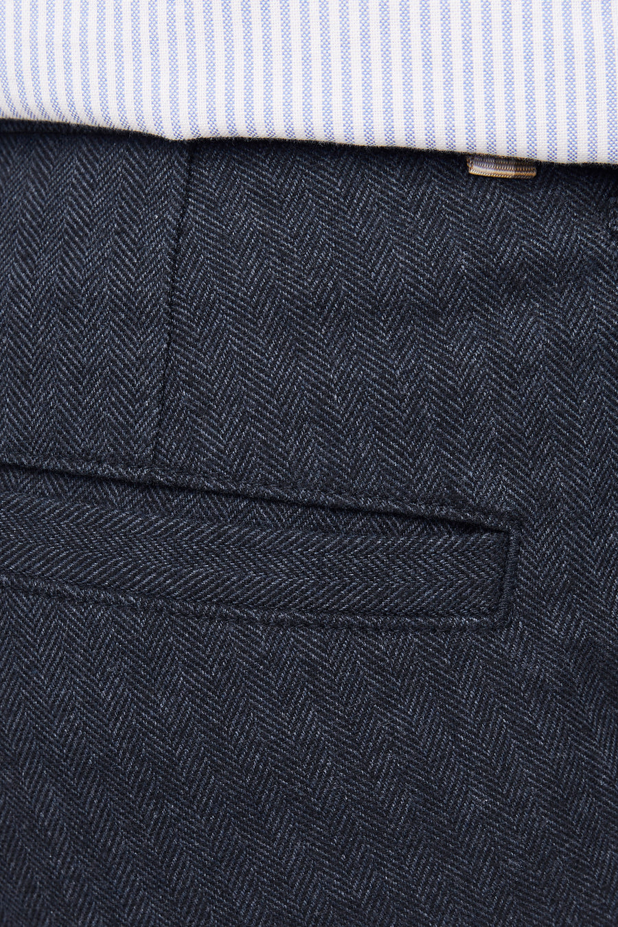 Pantalon de costume bleu de JACK & JONES, à motif chevron discret et poche arrière passepoilée.