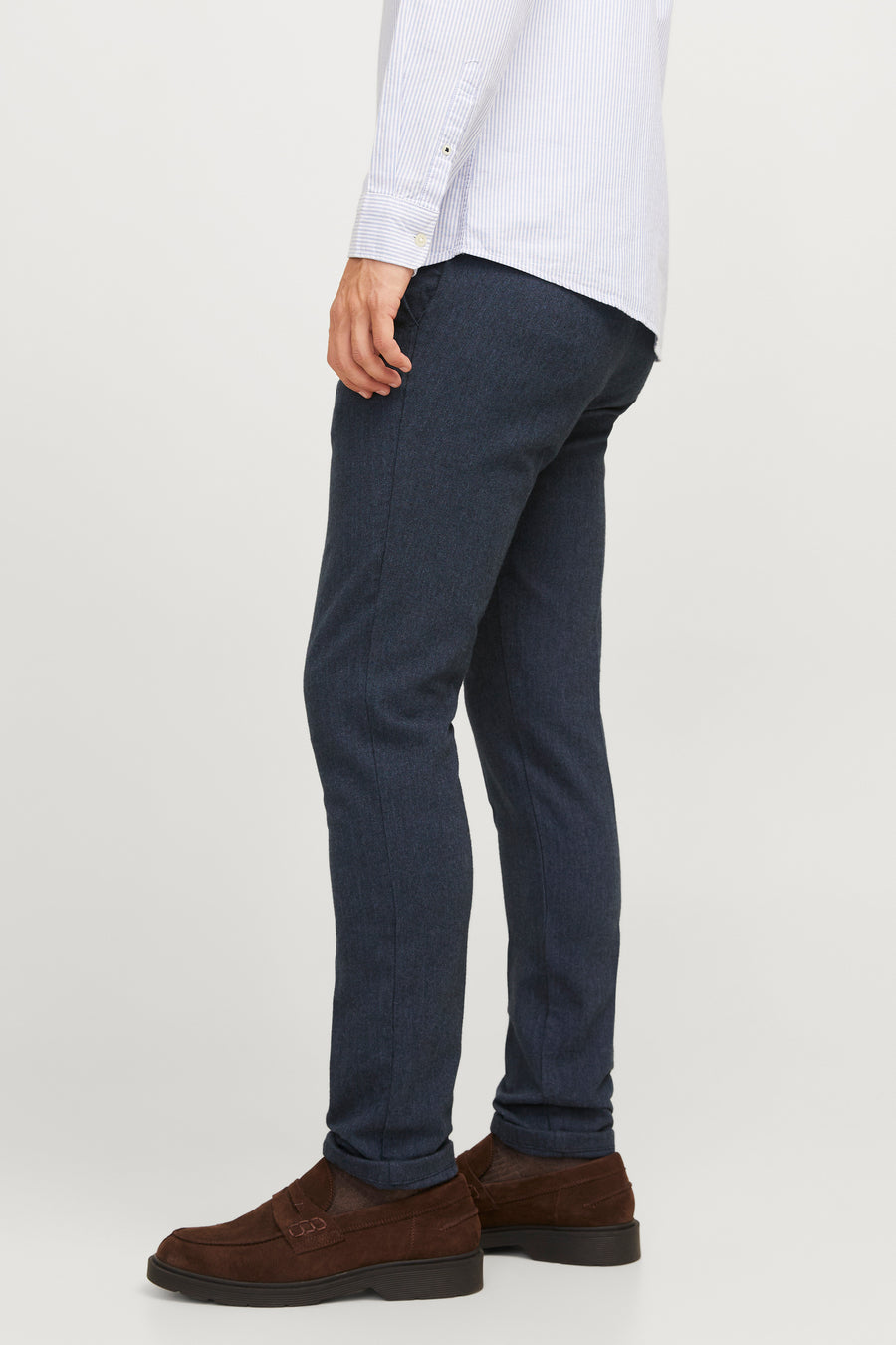 Pantalon de costume bleu par JACK & JONES, porté avec une chemise rayée et des chaussures marron.