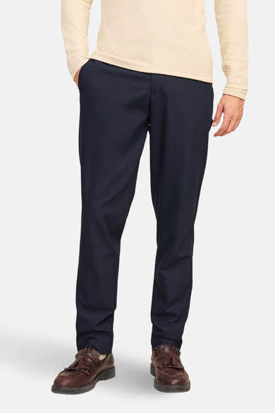 Blauwe pantalon van JACK & JONES JEANS INTELLIGENCE, gedragen met een beige trui en bruine loafers, zijaanzicht.