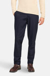 Blauwe pantalon van JACK & JONES JEANS INTELLIGENCE, gedragen met een beige trui en bruine loafers, zijaanzicht.