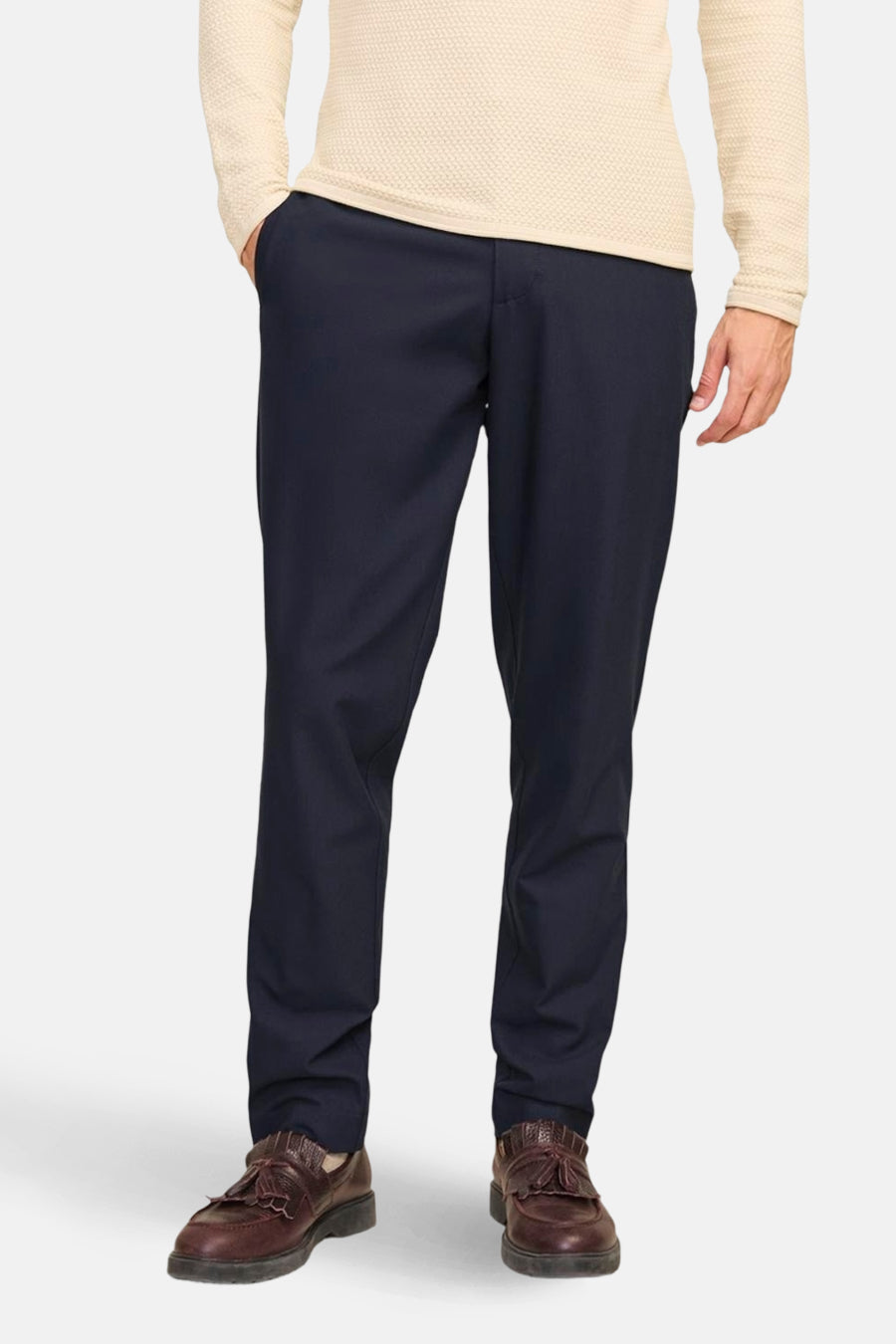 Blauwe pantalon van JACK & JONES JEANS INTELLIGENCE, gedragen met een beige trui en bruine loafers, zijaanzicht.