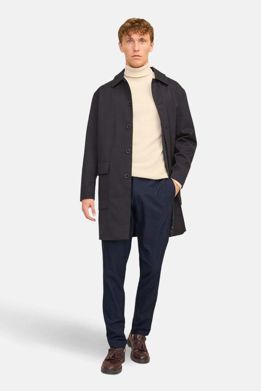 Pantalon de costume bleu de JACK & JONES JEANS INTELLIGENCE, porté avec un pull et un manteau noirs.