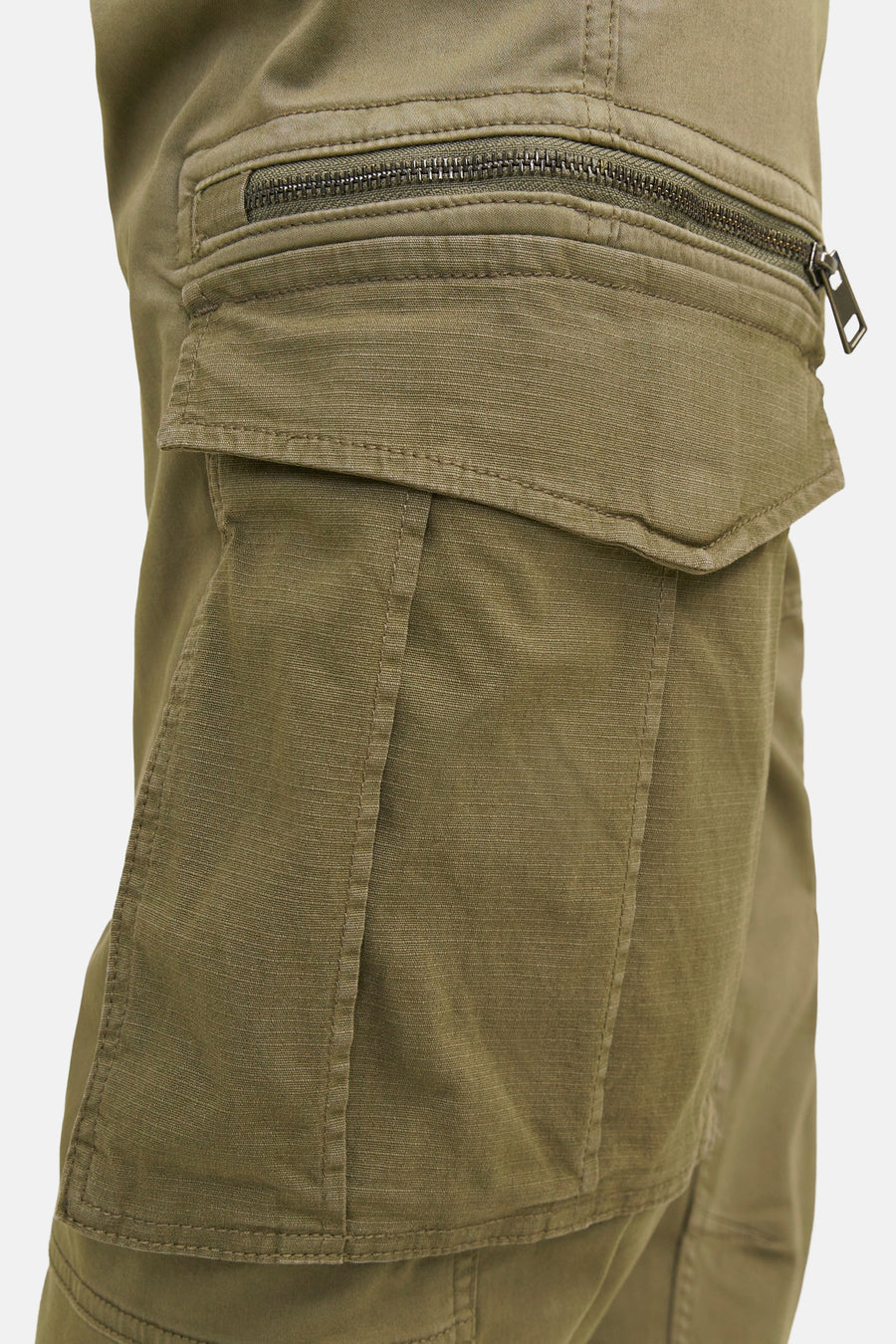 Kaki cargobroek van JACK & JONES met klepzak met knoop en zak met rits.