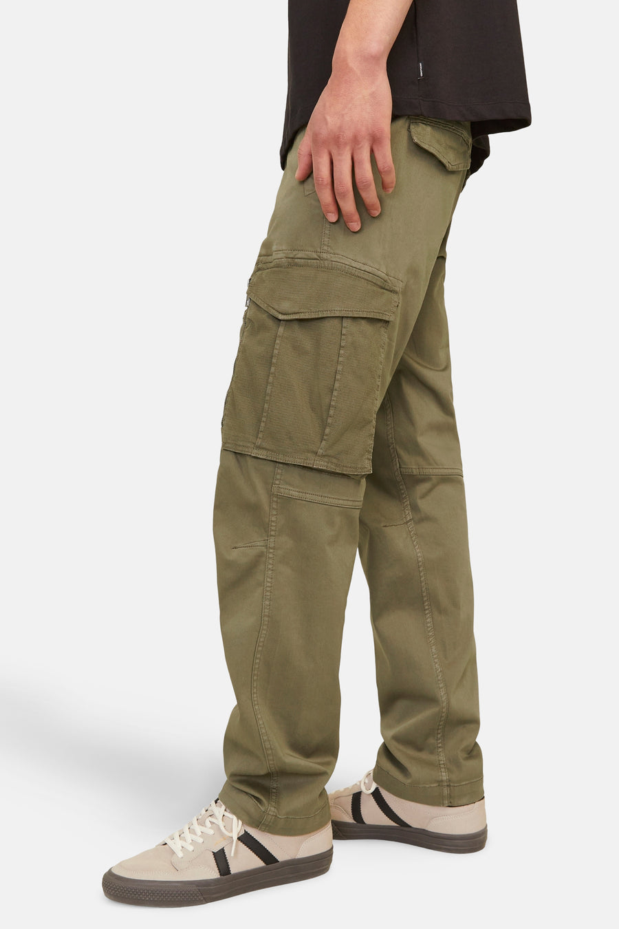 Kaki cargobroek van JACK & JONES, met klepzakken en beige skateschoenen met strepen.