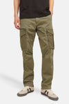 Kaki cargobroek van JACK & JONES, met zakken met rits en gedragen met een zwart T-shirt en beige sneakers.