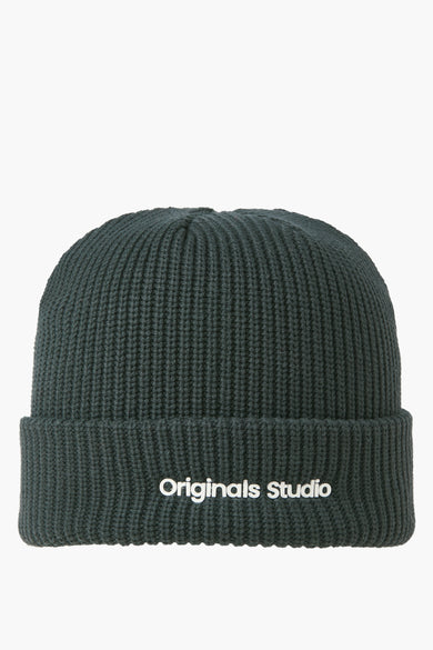 Bonnet vert ACCESSORIES BY JACK & JONES, avec une texture côtelée et le logo Originals Studio brodé en blanc.
