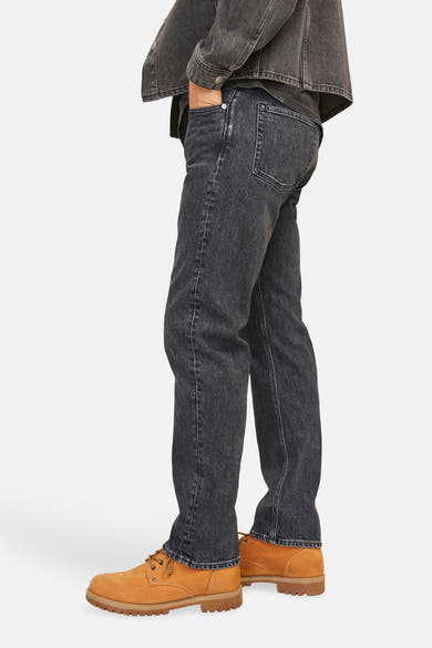 Zwarte, taps toelopende jeans van denim van JACK & JONES JEANS INTELLIGENCE met achterzakken en een zoom die over de schoenen valt.