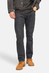 Tapered jeans in zwart denim van JACK & JONES JEANS INTELLIGENCE met lichtbruine leren schoenen.