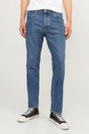 Jack & Jones Intelligence middellange blauwe tapered jeans met een wit overhemd en zwarte schoenen.