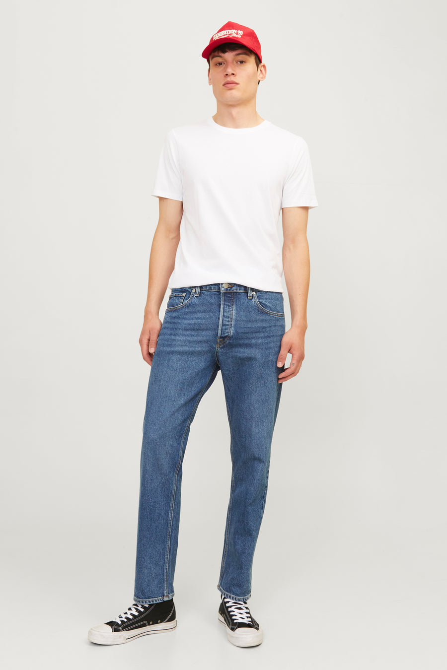 Jean tapered bleu moyen de JACK & JONES JEANS INTELLIGENCE avec une chemise blanche et des chaussures noires.