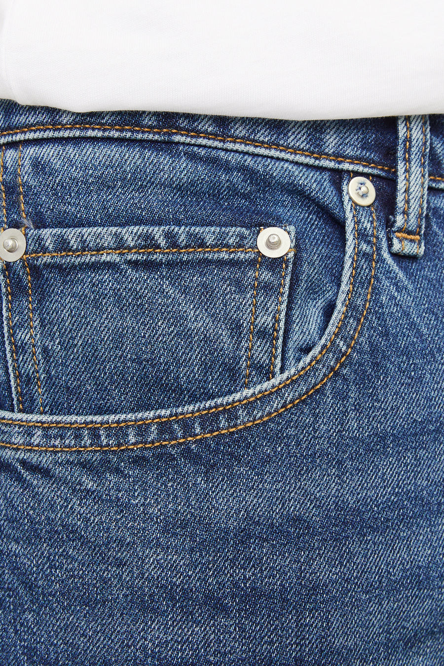 Middelblauwe, taps toelopende jeans van JACK & JONES JEANS INTELLIGENCE, met zak en zichtbare oranje stiksels.