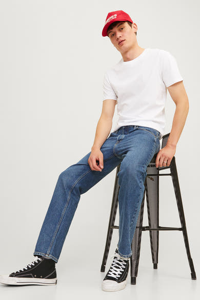 Middelblauwe tapered jeans van JACK & JONES JEANS INTELLIGENCE, gedragen met een wit T-shirt en zwarte hoge sneakers.