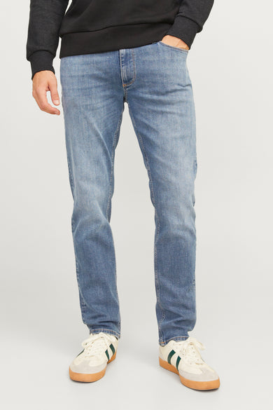 Jean droit bleu moyen de JACK & JONES JEANS INTELLIGENCE, porté avec un sweat noir et des baskets.