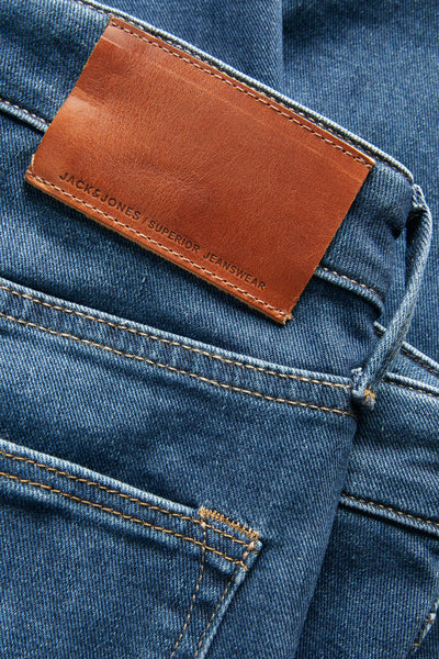 Jeans skinny bleu moyen de JACK & JONES JEANS INTELLIGENCE, avec étiquette en cuir brun.
