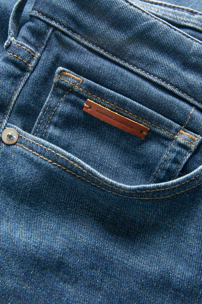 Jean skinny bleu moyen de JACK & JONES JEANS INTELLIGENCE, avec poche gousset à rivets et étiquette cuir.