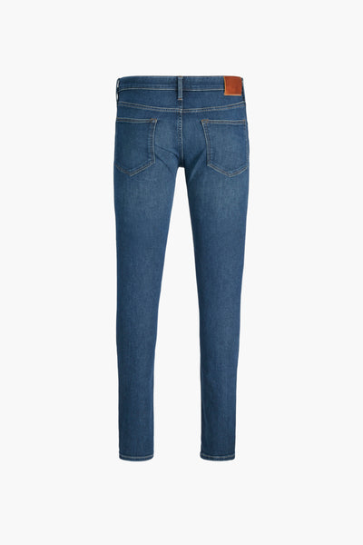Jean skinny en denim bleu moyen de JACK & JONES JEANS INTELLIGENCE, avec poches arrière et étiquette marron.
