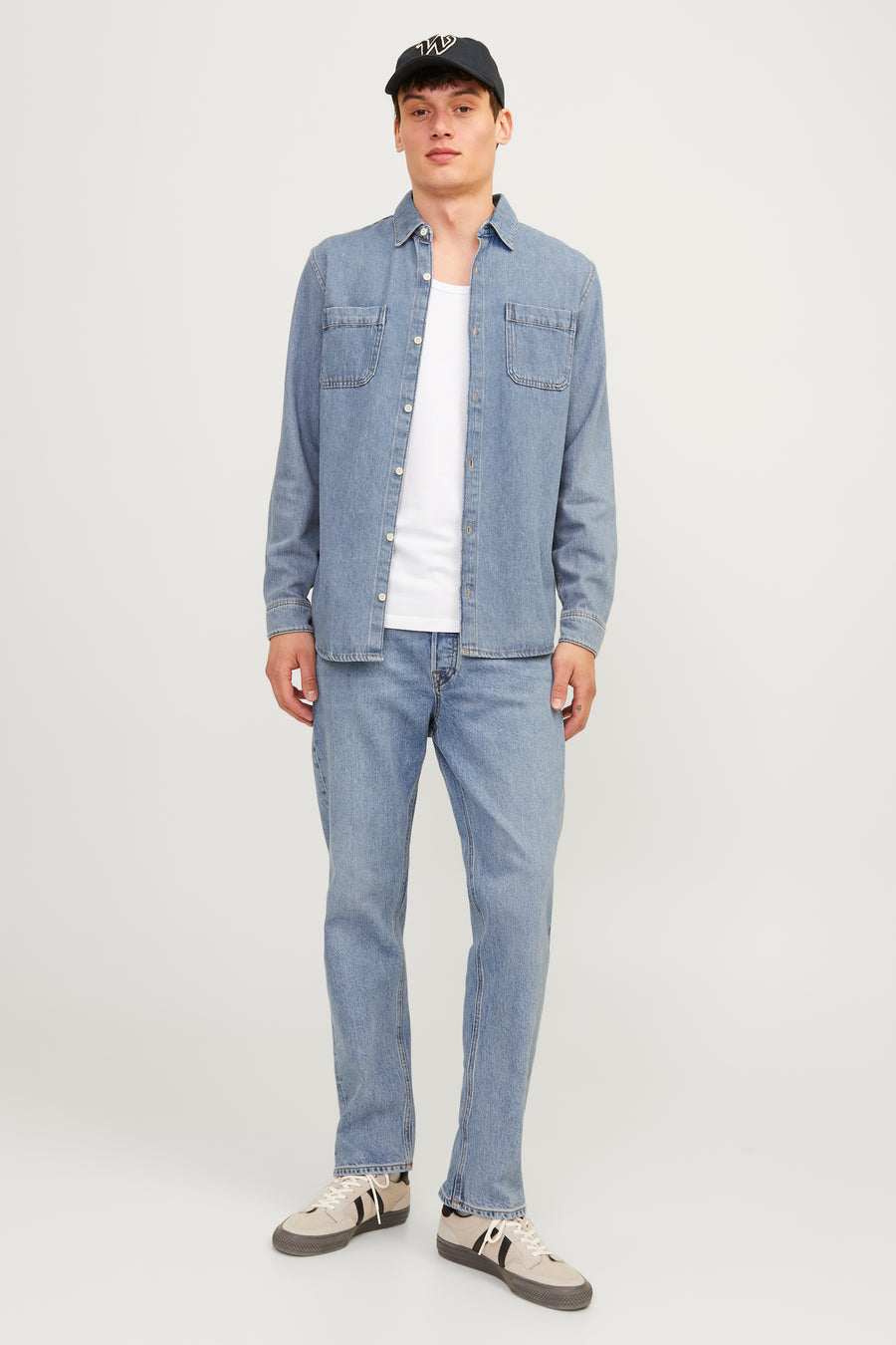 Jeans tapered en denim bleu clair de JACK & JONES JEANS INTELLIGENCE, portés avec une chemise en jean et un t-shirt blanc.