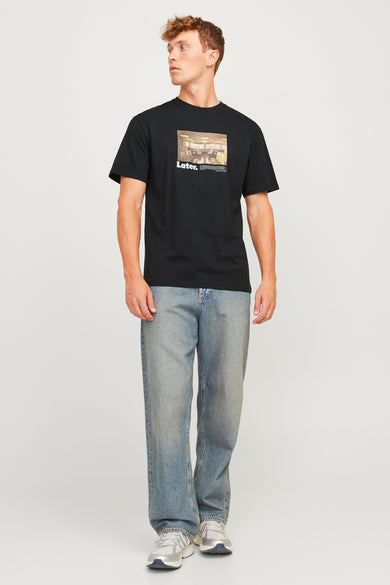 T-shirt noir à manches courtes de Originals by JACK & JONES avec imprimé graphique sur le devant, porté avec un jean décontracté.