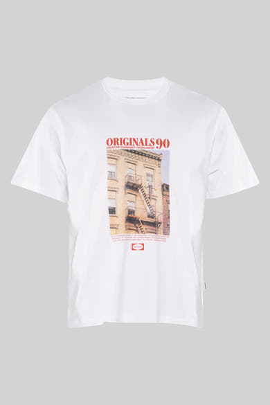 T-shirt blanc à manches courtes par ORIGINALS BY JACK & JONES avec motif immeuble urbain et lettrage rouge.
