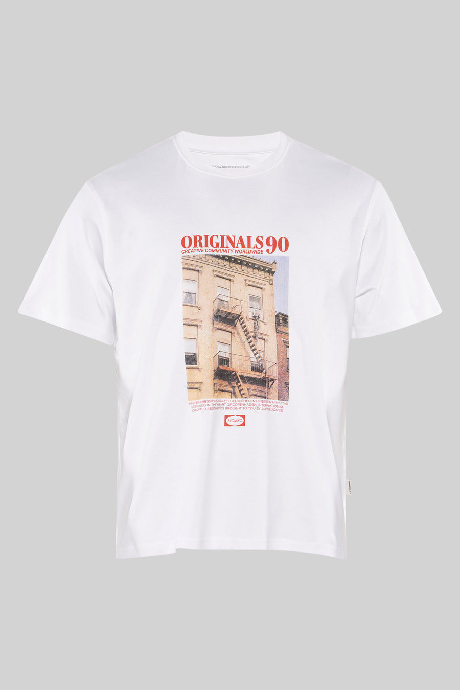 T-shirt blanc à manches courtes par ORIGINALS BY JACK & JONES avec motif immeuble urbain et lettrage rouge.
