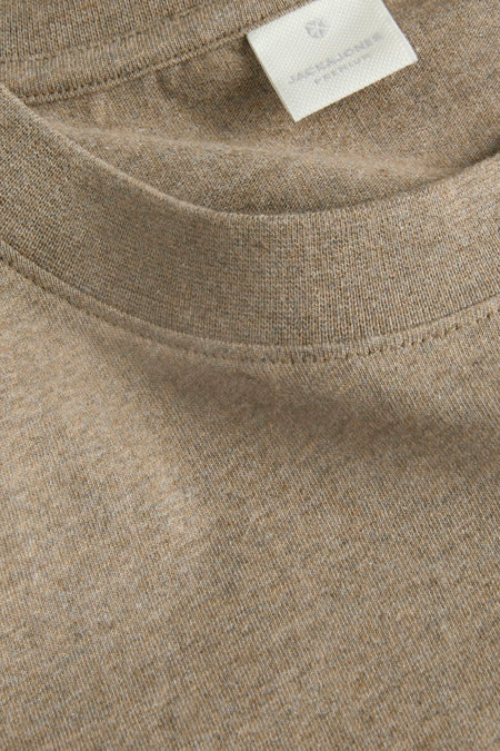 Beige T-shirt met korte mouwen van PREMIUM by JACK & JONES, met een geribbelde ronde hals.