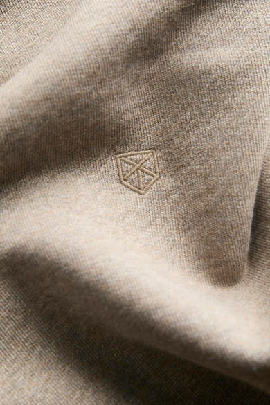 Beige sweatshirt van PREMIUM by JACK & JONES, gebreide textuur met een klein discreet logo op de borst.